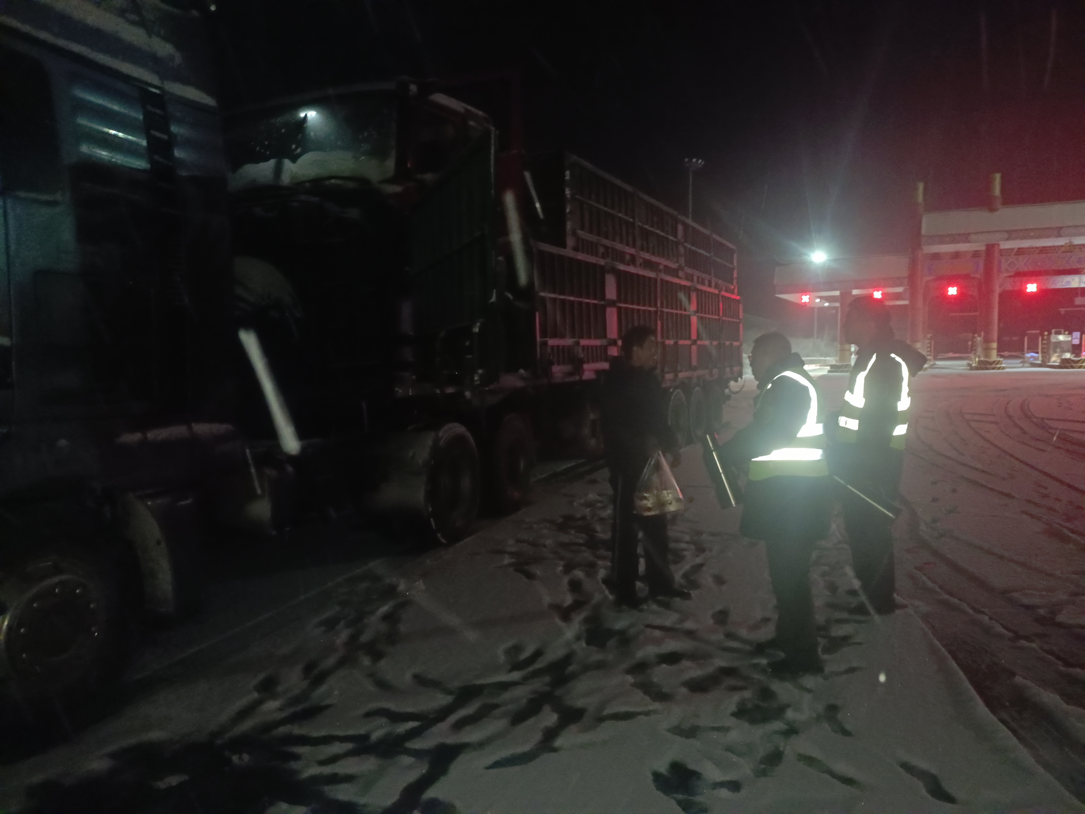 大雪封道延伸服务进行中.jpg 大雪封道延伸服务进行中.jpg